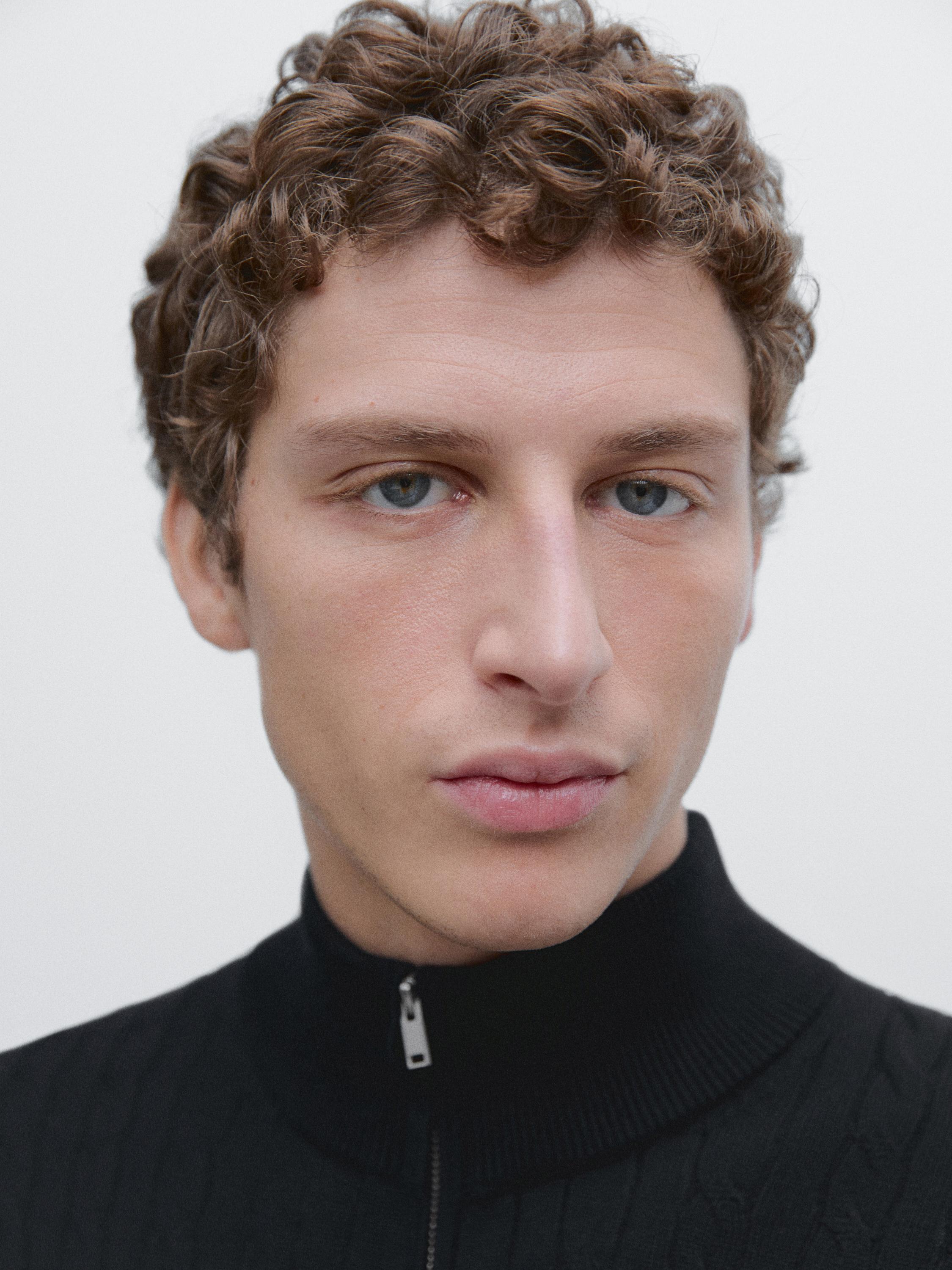 Pull en maille col montant zippé
